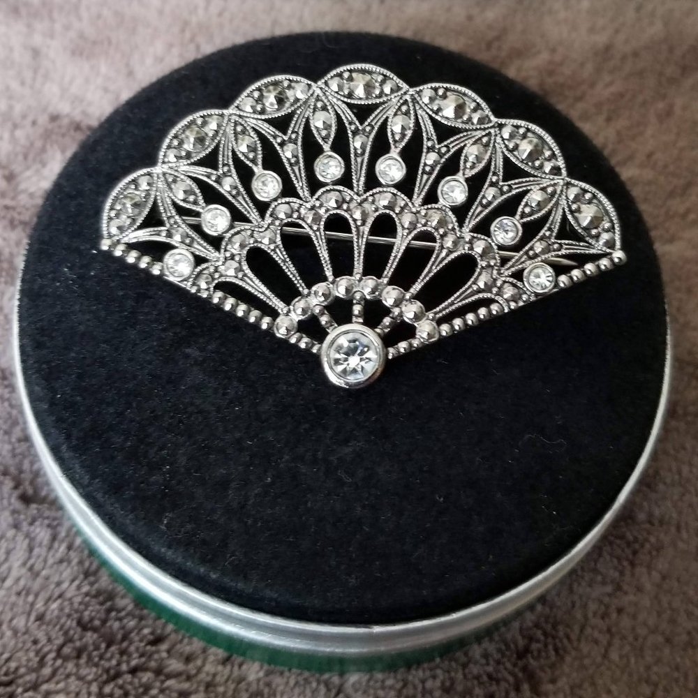 Vintage Retro Avon Fan Brooch